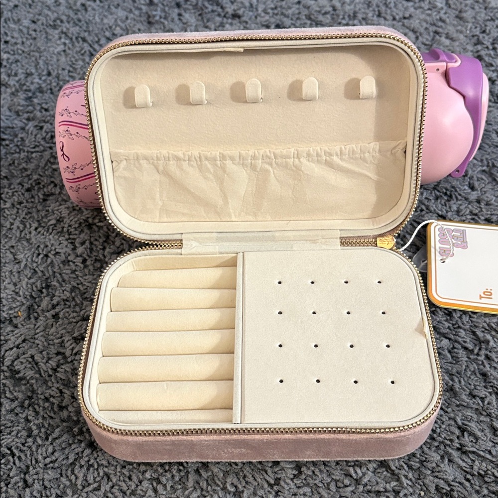 NWT gloss&glo traveling jewelry case with a cute bow on the front